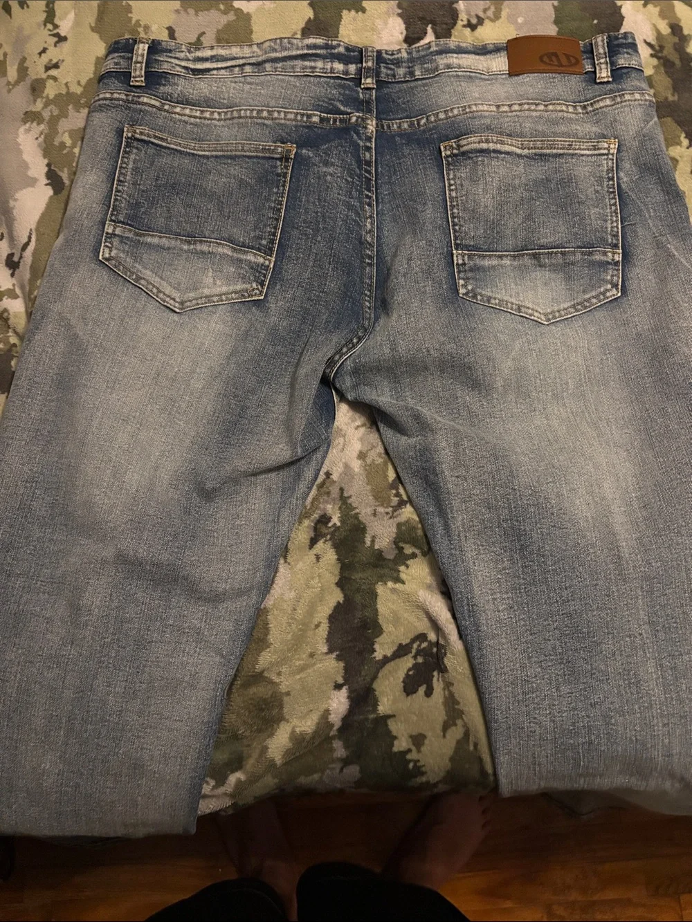Classic Straight Light Wash Jeans - DLD